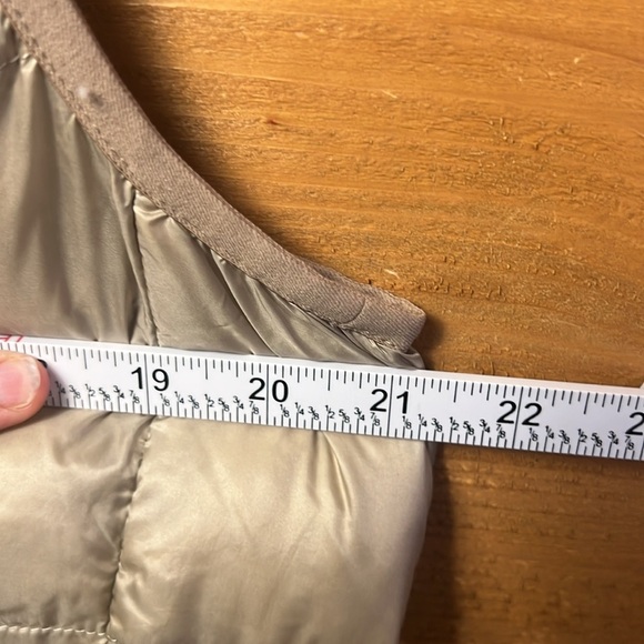 Uniqlo Women Light Down Vest Md Wide Quilted Lightweight tan fall layering warm - Picture 2 of 9